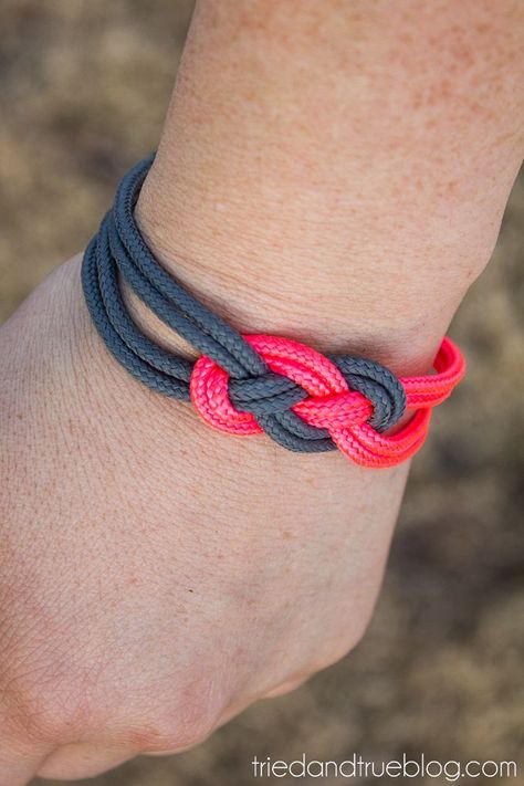 Celtic Knot Paracord, Things To Do With Paracord, Simple Paracord Bracelet, Celtic Knot Bracelet Diy, Easy Paracord Bracelets, Parachute Cord Crafts, Cord Crafts, Sailor Knot Bracelet, Celtic Knot Bracelet