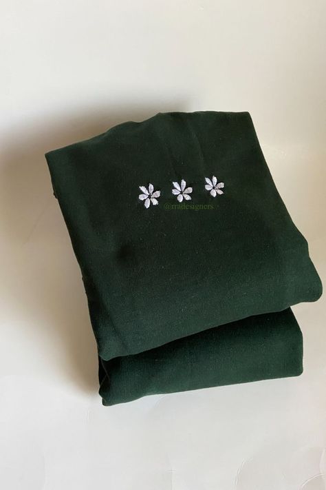 Back Of Embroidery, Embroidered Flower Sweatshirt, Dark Green Crewneck, Japan Clothes, Dark Green Sweatshirt, Embroidery Crewneck, Daisy Embroidery, Flower Sweatshirt, Japan Outfit