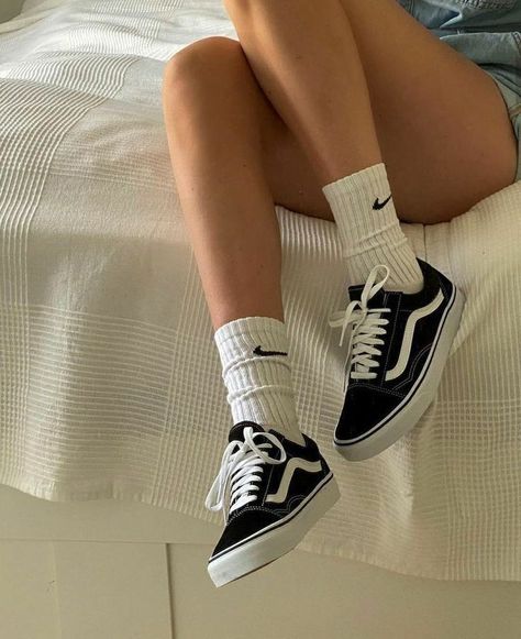 Estilo Vans, Mode Indie, Vans Aesthetic, Vans Outfit, Dr Shoes, Shoe Inspo, Aesthetic Shoes, Swag Shoes, Pretty Shoes