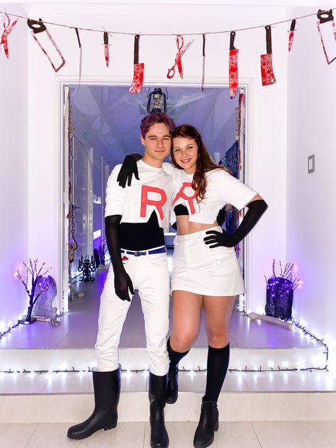 Polemon team rocket Team Go Rocket Costume, Team Rocket Couple Costume, Pokemon Couples Costume, Rocket Power Costume, Team Rocket Halloween, Team Rocket Outfit, Nerdy Halloween Costumes, Team Rocket Costume, Rocket Cosplay