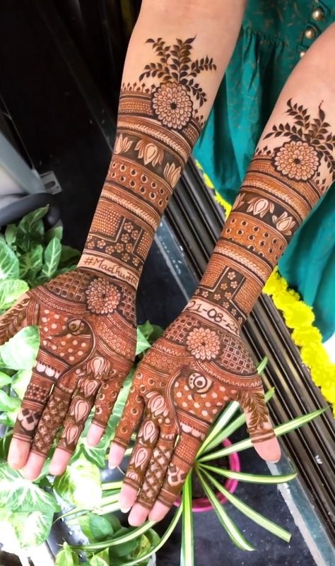 Latest Mehndi Designs Wedding, Engagement Mehendi, Baby Mehndi, Baby Mehndi Design, Beautiful Simple Mehndi Design, Party Henna, Mehandi Art, Front Mehndi Design, Simple Arabic Mehndi Designs