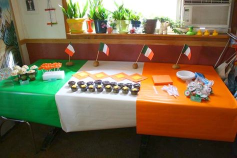 Irish Decorations Decor Ideas, Ireland Decorations Party, Ireland Party Ideas, Irish 40th Birthday, Ireland Themed Party, Irish Crafts Traditional, Irish Birthday Party, Irish Party Ideas, Saint Patricks Party Ideas