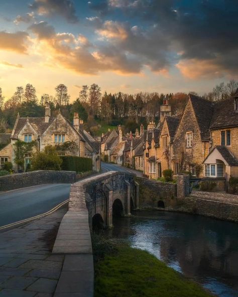 Castle Combe in the Cotswolds, England, exudes timeless beauty. 🏰 Cobblestone streets, charming stone cottages 🏡, and vibrant gardens 🌸 create a picturesque scene. The historic village, nestled in lush greenery 🌿, offers a peaceful and enchanting escape. 🇬🇧 . . . 📍 Castle Combe, Cotswolds 🇬🇧 📌 𝐂𝐨𝐮𝐧𝐭𝐫𝐲 : England 🇬🇧 📷 @cumacevikphoto . . . 🐾 𝐅𝐨𝐥𝐥𝐨𝐰 @roamingworldofficial for more stunning photos 🐾 . . Tag 👥 someone with whom you would like to visit. Cotswolds Cottage, Cotswolds England, Castle Combe, Stone Cottages, Castles In England, English Village, Visiting England, England And Scotland, The Cotswolds