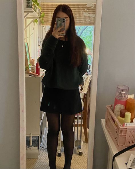 Black Mini Skirt Oversized Sweater, Green Sweater Black Skirt, Mini Skirt And Jumper Outfit, Black Skirt With Tights, Outfit Black Tights, Black Mini Skirt Outfit Winter, Winter Outfit Skirt, Mini Skirt Outfit Black Women, Mini Skirt Winter Outfit