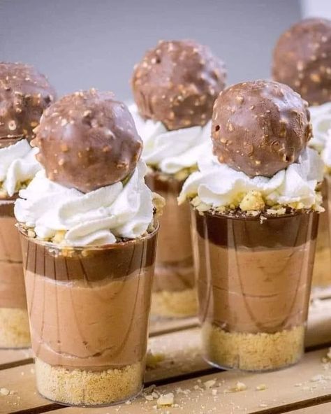 Mini Dessert Shooters, Dessert Shooters Recipes, Shot Glass Desserts, Chocolate Parfait, Mini Dessert Recipes, Dessert Cups Recipes, Dessert Mini, Parfait Cups, Dessert Shooters