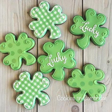 St Patricks Food, Easter Cake Pops, Shamrock Cookies, St Patrick's Day Cookies, St Patrick Day Treats, Royal Iced Cookies, Crazy Cookies, Sugar Cookie Royal Icing, Cookie Business