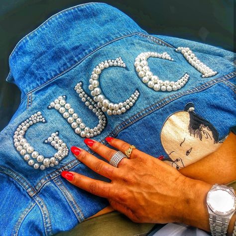 Gucci pearl Jean Jacket Design, Jean Jacket Diy, Gucci Denim, Diy Denim Jacket, Embellished Denim Jacket, Denim Art, Diy Jacket, Denim Inspiration, Denim Ideas