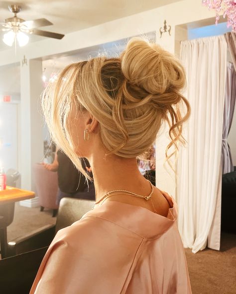 Perfect style for a hot summer wedding! Its giving Pamela Anderson 💋 #90supdo #pamelaanderson #weddinghair #bridesmaidmakeup #weddingmakeup Pamela Anderson Bun Wedding, Pam Anderson Wedding Hair, Pamela Anderson Bun, 90s Updo, Hot Summer Wedding, Bridal Bun, Bridal Updo, Bridesmaid Makeup, July 12