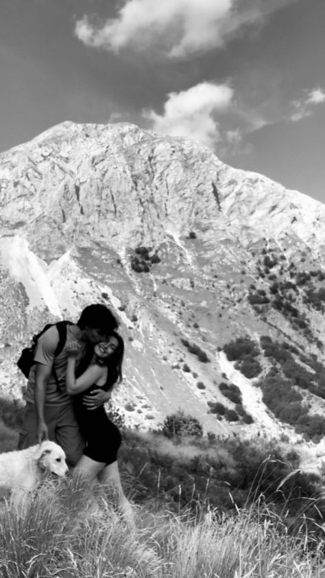 Trekking Couple Photography, Couple In The Mountains Aesthetic, Mountain Hiking Aesthetic Couple, Couple In Mountain Aesthetic, Couple Photo Mountains, Mountains Couple Pictures, Mountain Vacation Aesthetic, Pics In Mountains, Mountain Couple Aesthetic