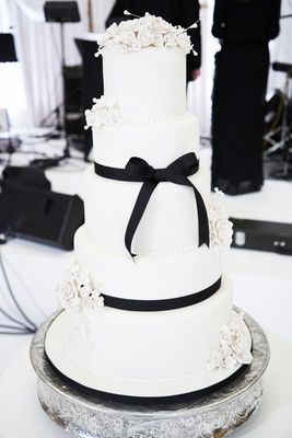 Wedding Cakes With Black, Black And White Intimate Wedding, Black And White Wedding Cake Elegant, White And Black Wedding Cake, Black And White Wedding Cakes, Quinceañera Cakes, Ribbon Photography, Cakes Elegant, Lemon And Coconut Cake