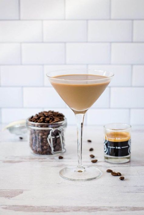 Sweet Martini Recipes, Baileys Irish Cream Cocktails, Espresso Martini With Baileys, Martini With Baileys, Easy Espresso Martini, Irish Cream Drinks, Easy Espresso, Sweet Martini, Baileys Cocktails