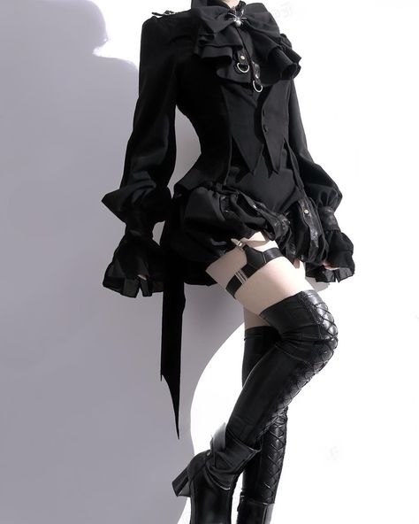 🖤Embrace the dark elegance of Gothic Lolita with our Ouji fashion set. 🤩Full set includes shirt , shorts, train and bow tie. 👉Search 'KALRS-005' on devilinspired.com #devilinspired #gothic #gothicfashion #gothicoutfit #lolitacoord #lolitafasion Techwear Warcore, Gothic Suit, Story Clothes, Irl References, Prince Style, Casual Techwear, Techwear Women, Futuristic Clothing, Prince Clothes