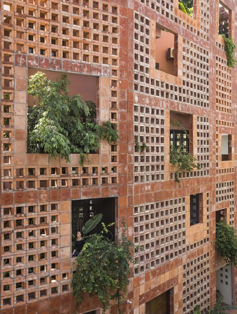 The project is situated in a unique location of Bat Trang Town – a pottery village that has been around for more than 10 decades. The façade of the building represents the community’s unique culture of ceramic pottery making. While the exterior was inspired by the traditional beauty of the town, the interior ensured the convenience and comfort of today’s modern life. The spatial arrangement of the house was also based on the owner’s ideal home, where nature intertwines with other functions of th Vtn Architects, Social Housing Architecture, Brick Facade, Social Housing, Architecture Design Concept, Brickwork, Facade Design, Architecture Firm, Residential Design