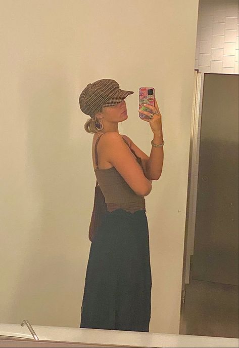 Pageboy Hat Outfit, Pageboy Hat, Artsy Aesthetic, Artsy Outfit, Long Skirt Outfits, Brown Hats, Dark Academia Aesthetic, Brown Aesthetic, Outfits With Hats