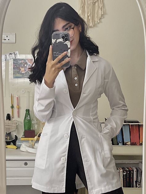 Scientist Outfit Women, Lab Outfit Science, Medical School Outfit, Doctor Outfit Women, Doctor Work Outfit, Psychologist Outfit, Doctor Assistant, Medical Scrubs Outfit, Aesthetic Doctor