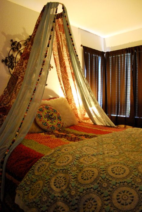 Today, I give you the beautiful inspirations for DIY Canopy Beds. Check the Gallery and Enjoy! Canopy Bed Diy, Diy Bohemian, Diy Canopy, Diy Furniture Bedroom, Hippie Home Decor, Bed Canopy, Bohemian Bedroom, Design Del Prodotto, Canopies