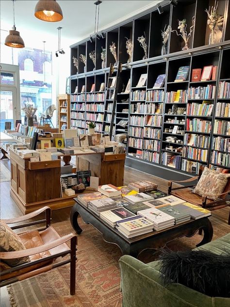 Book Shop Layout Plan, Bookstore Layout Plan Design, Bookstore Setup, Romance Book Store, Vintage Book Store Aesthetic, Bookstore Floor Plan, Bookstore Plan, Bookstore Display Ideas, Bookstore Layout