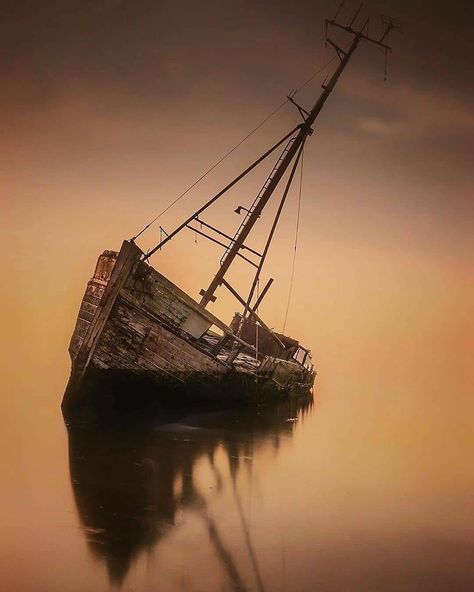 Ship Wreck Aesthetic, Shipwreck Aesthetic, Shipwreck Art, Ship Sinking, Ship Mast, Trawler Yacht, Picture Of A Person, Ship Wreck, Old Ship