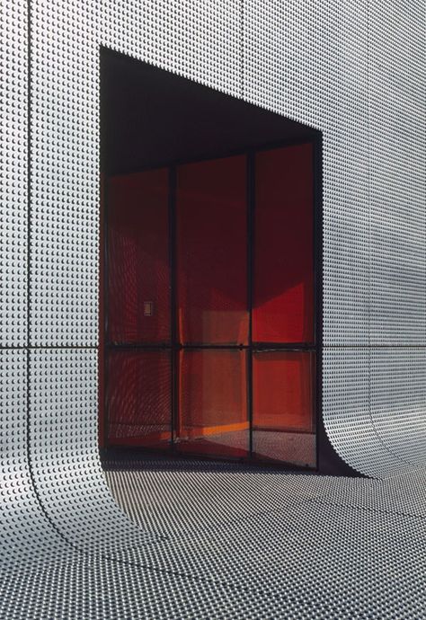 Metal Facade, Concrete Architecture, Modern Architecture Building, Salou, Architecture Exterior, Facade Architecture, Brutalism, Facade Design, Metal Mesh