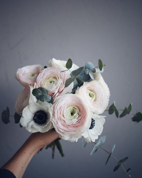 Ranunculus Wedding Bouquet, Flowers Ranunculus, Ranunculus Wedding, Ranunculus Bouquet, Anemone Bouquet, Decor Images, Minimalist Winter, Wedding Cake Decorations, Hybrid Tea Roses