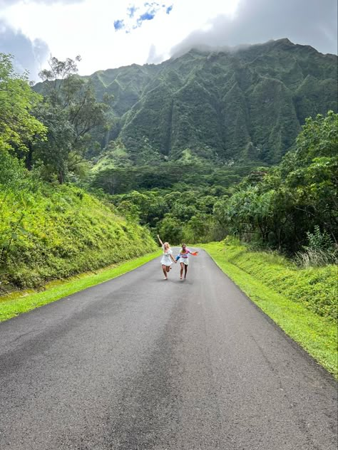 Hawaii Shopping Aesthetic, Hawaii Aesthetic Friends, Hawaii Aesthetic Photos, Byu Hawaii Aesthetic, Hawaii Girls Trip Aesthetic, College In Hawaii Aesthetic, Hawaii Trip Aesthetic, Hawaii Summer Aesthetic, College In Hawaii