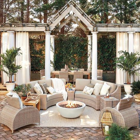 Poolside Chairs, Deck Furniture Layout, Patio Furniture Layout, Outdoor Deck Furniture, Backyard Furniture, Porch Furniture, Casas Coloniales, Deck Furniture, Furniture Layout