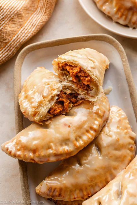 These baked pumpkin hand pies start with a homemade pie dough, are filled with a simple pumpkin pie filling, and finished with a sweet maple glaze. Easily portable personal pumpkin pies with extra flaky crust... what could be better? Recipe on sallysbakingaddiction.com Pumpkin Hand Pie Filling, Pumpkin Hand Pies Recipes, Sourdough Pumpkin Pie, Pumpkin Pasty, Kids Cocktails, Simple Pumpkin Pie, Homemade Pie Dough, Savory Hand Pies Recipes, Pumpkin Slab Pie