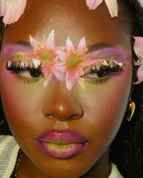 Watercolour Makeup, Floral Makeup Looks, Flower Makeup Looks, Colored Brows, Bloom Makeup, Oh My Gloss, Glowy Super Gel, Artsy Makeup, Floral Makeup