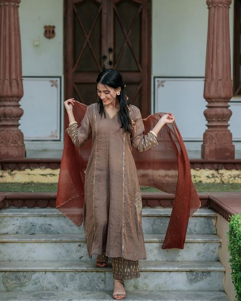 “Saanjh” – a breathtaking brown chanderi tissue suit adorned with intricate zardozi palm tree motifs, perfectly paired with a toned down red dupatta. Shop on www.reemamehta.in Jewellery- @_kawaakari Mua- @makeup_artist_kritika Location- @pratapniwaspalace . . . . {Reema Mehta, Reema Mehta official, outfit inspo, bridesmaids outfit,wedding outfits inspo, wedding wear, Designer outfits, Indian fashion, Indian couture, Mahira outfits, brown suit set, Mehendi outfits} #reemamehta #reemameht... Mehendi Outfits For Bridesmaid, Tissue Suit, Red Dupatta, Mehendi Outfits, Outfits Indian, Brown Suit, Fashion Indian, Outfit Wedding, Designer Outfits