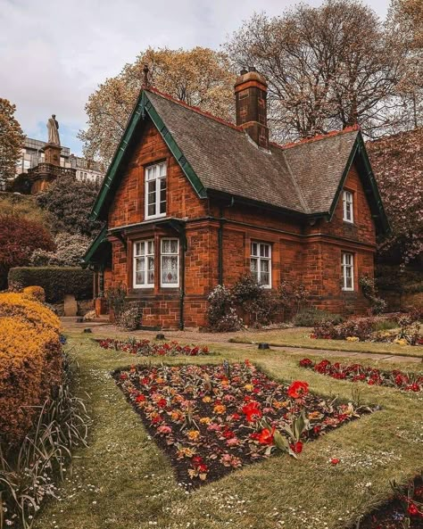 English Style House, Dream House Aesthetic, Architecture Classic, Cottage Cabin, Craftsman Bungalows, Stone Houses, Dream House Exterior, Brick House, Beautiful Buildings