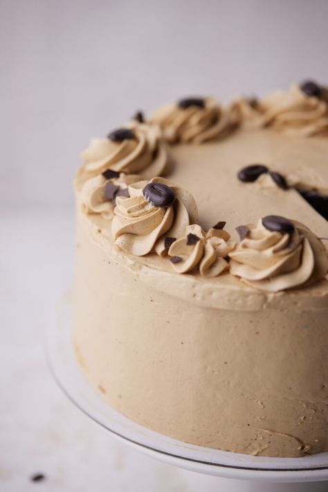 This chocolate espresso cake consists of layers of rich espresso chocolate cake filled and covered with espresso buttercream. The espresso buttercream is a Russian buttercream infused with espresso powder to get an incredible coffee-flavored dessert. If you love coffee, this is the ideal cake for you, easy to make and full of flavor. The chocolate cake uses the all-in-one method so it's very simple, and the buttercream has just a few ingredients. Easy homebaking for a birthday cake or party. Coffee Desserts Fancy, Baileys Espresso Cream Cake, Expresso Cake Recipes, Espresso Martini Cake, Espresso Powder Recipes, Coffee Birthday Cake, 6in Cake, Winter Cake Ideas, Bonni Bakery