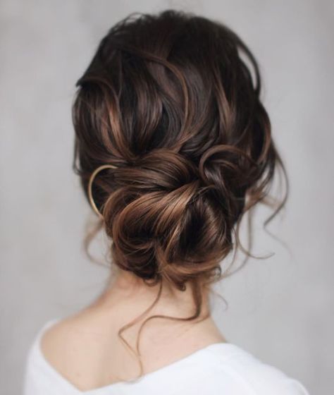 Lazy Girl Hairstyles, Messy Curly Hair, Dunner Wordend Haar, Curly Bun Hairstyles, Peinados Recogidos, Long Hair Updo, Messy Bun Hairstyles, Work Hairstyles, Bun Hairstyles For Long Hair