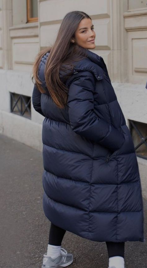 Olive Green Puffer Jacket Outfit, Paris Winter Outfit Parisian Style, Navy Puffer Jacket Outfit, Green Puffer Jacket Outfit, Long Puffer Jacket Outfit, Paris Winter Outfit, Long Coat Outfit, Nyc Winter Outfits, Chicago Outfit