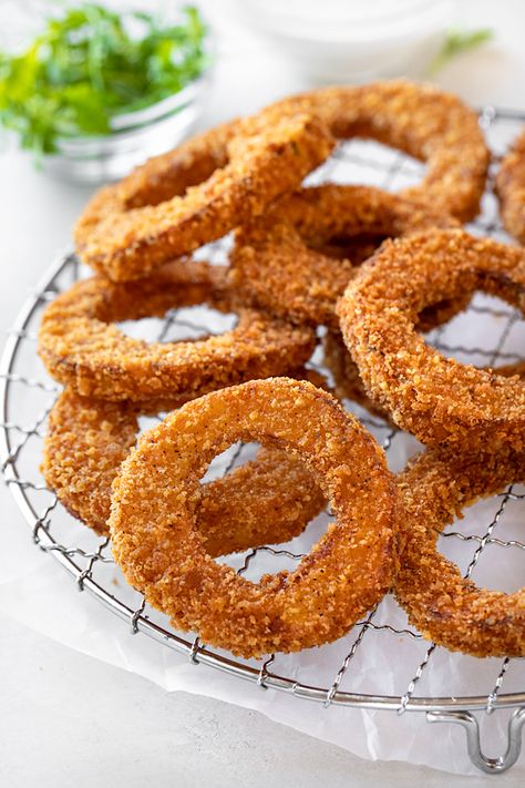 These crispy delicata squash rings are a hot and delicious appetizer fit for the fall, complete with a smoky ranch dipping sauce! | thecozyapron.com #delicatasquash #delicatasquashrecipe #delicatasquashrecipes #delicatasquashrings Squash Rings, Delicata Squash Recipe, Butternut Squash Casserole, Winter Squash Recipes, Ranch Dipping Sauce, Delicata Squash, Sauteed Veggies, Vegetable Side, Acorn Squash