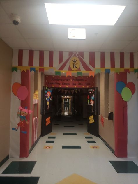 Circus Themed Door Decorations, Circus Door Decorations, Circus School Theme, Carnival Hallway Decorations, Carnival Art Projects, Circus Theme School Hallway, Carnival Door Decorations, Circus Bulletin Board Ideas, Carnival Classroom Theme