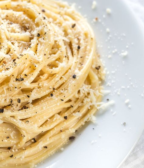 Cacio e Pepe - Colavita Recipes Pasta Pot, God Mat, Jamie Oliver, Italian Dishes, Traditional Food, How To Cook Pasta, Pasta Dishes, Black Pepper, Pasta Recipes