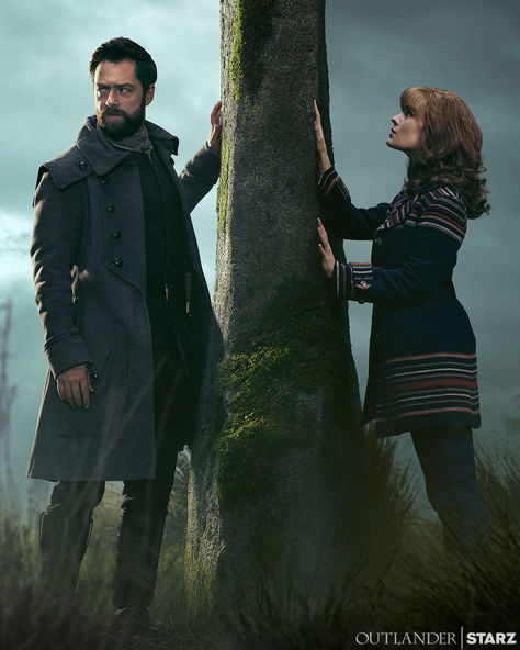 Separated by time. Richard Rankin and Sophie Skelton are Roger MacKenzie and Brianna MacKenzie in Outlander, returning November 22. Outlander Season 7 Photos, Hearstopper S2, Brianna Mackenzie, Brianna Outlander, Roger Mackenzie, Outlander Artwork, Brianna Fraser, Sophie Skelton, Je Suis Prest