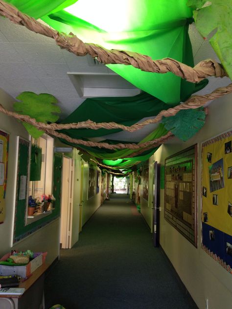 "lianen"gemaakt van bruin ( kaft) papier ( ikea) en dan draaien, Safari Vbs, Weird Animals Vbs, Jungle Theme Classroom, Jungle Decorations, School Decoration, Deco Jungle, School Hallways, Vbs Themes, Safari Decorations