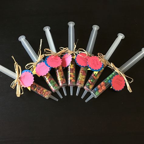 Gift for nurses week.  60cc syringe filled with candy. Tags made with my Cricut. Nurses Gifts Diy, Diy Nurse, Diy Nursing, Appreciation Gifts Diy, Staff Appreciation Gifts, Nurse Appreciation Week, Vet Tech Gifts, Nurses Week Gifts, Medical Gifts