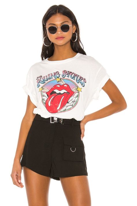 What to Wear to a Concert - 8 Concert Outfit Ideas Concert Outfit Fall, Rolling Stones Concert, Rolling Stones Tee, Melissa Gorga, Big Blonde Hair, Look Festival, Star Cloud, Destroyed Denim, Fall Front