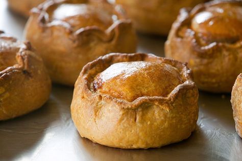 Recipe: Make Your Own Melton Mowbray Pork Pie Melton Mowbray Pork Pie, Corned Beef Pie, Pork Pie Recipe, Savoury Pies, Melton Mowbray, Mushy Peas, British Desserts, Lean Pork, Pot Pies