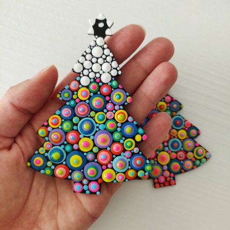 Dotted Christmas Tree, Polymer Clay Ornaments Christmas Diy, Christmas Tree Shaped Ornaments, Polymer Clay Christmas Decorations, Ornament Makeover, Polymer Clay Christmas Tree, Mandala Christmas, Christmas Mandala, Posca Marker