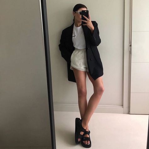 Summer Sandals Outfit, Shoes To Wear With Shorts, Platform Sandals Outfit, Make Shorts, Sporty Sandals, Outfit Ideas Summer, Sporty Sandal, Sandals Outfit, Summer Outfit Inspiration