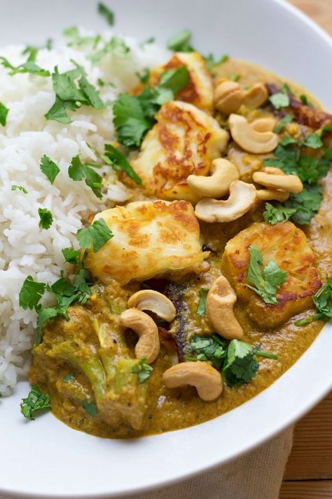 Using halloumi in this creamy cashew nut curry makes a tasty change from a traditional curry. Sprinkle with a handful of whole cashews for an extra crunch. Cashew Broccoli, Halloumi Curry, Broccoli Cashew, Halloumi Recipes, Broccoli Curry, Cashew Curry, Curry Vegetarian, Veggie Dinner, Weekend Cooking