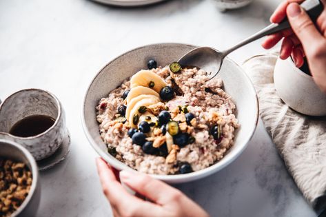 Here is the top Blue Zones recipe shared by a 105 year-old woman, including her best blue zones breakfast recipe as told by Dan Buettner. Blue Zones Recipes, Zone Recipes, Menu Sarapan Sehat, Low Cholesterol Diet, 7 Day Meal Plan, Blue Zone, Cholesterol Diet, Healthy Oatmeal, Breakfast Options