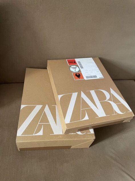 Zara Package Aesthetic, Zara Packaging, Ecommerce Packaging, Shopping Aesthetic, Instagram Storie, Teen Trends, Branding Design Packaging, Creative Instagram Photo Ideas, Wallpaper Space