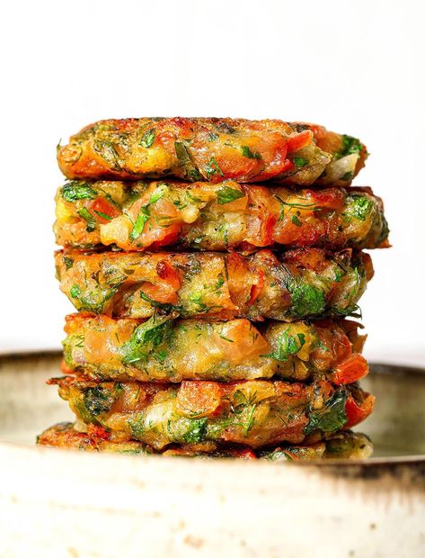 Easy Chickpea Fritters, Pant Based Recipes, Mediterranean Dishes Vegetarian, Greek Vegetable Recipes, Vegan Tomato Recipes, Tomato Patties, Simple Vegetable Recipes, Vegtables Dishes Healthy Dinner, Easy Starters Recipes