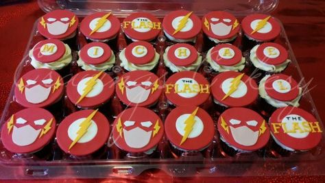 The Flash cupcakes The Flash Birthday Party Ideas, Flash Cupcakes, Colombian Cake, Flash Cake, Flash Superhero, Iron Man Birthday, Mimi Birthday, Superhero Cake, Flash Gordon