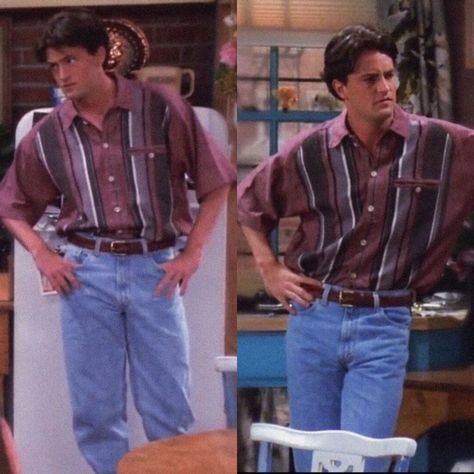 #friends #chandler #friendslook Tucked In Flannel Outfits Men, Friends 80s Outfits, Friends Outfits 90s Men, Friends Mens Outfits, Chandler Bing 90s, Friends Men Outfits, Friends Outfits 90s Chandler, Chandler Friends Outfits, Friends Outfits 90s Joey