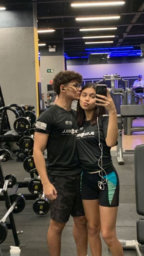 Gym Partner Pictures, Gym Couple Poses, Couple Poses Ideas, Gym Poses, Gym Couple, Gym Partner, Gym Buddy, Secret Photo, Couple Goals Teenagers Pictures